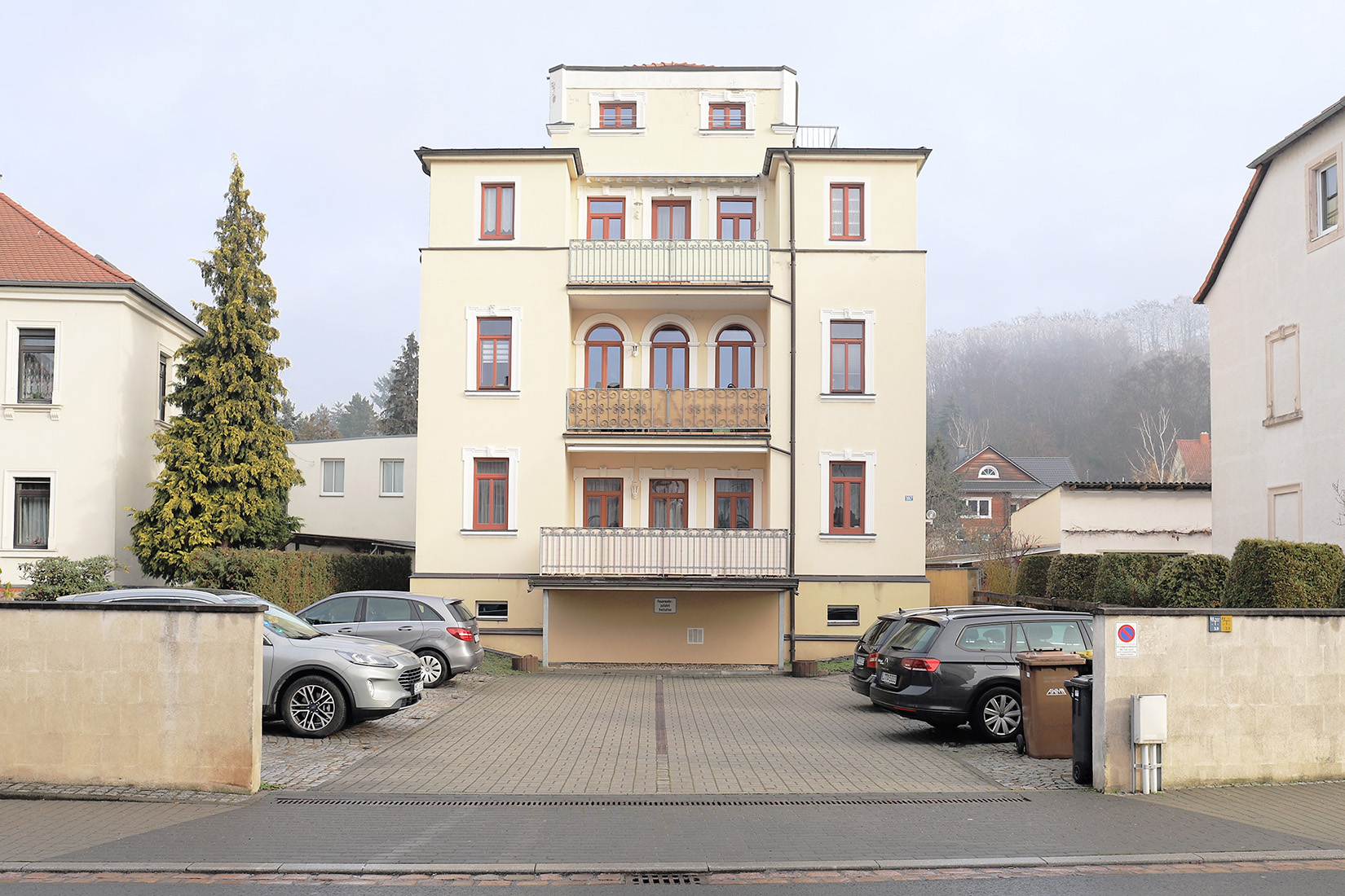 Dachgeschoss mit Einbauküche und Blick auf die Weinberge
